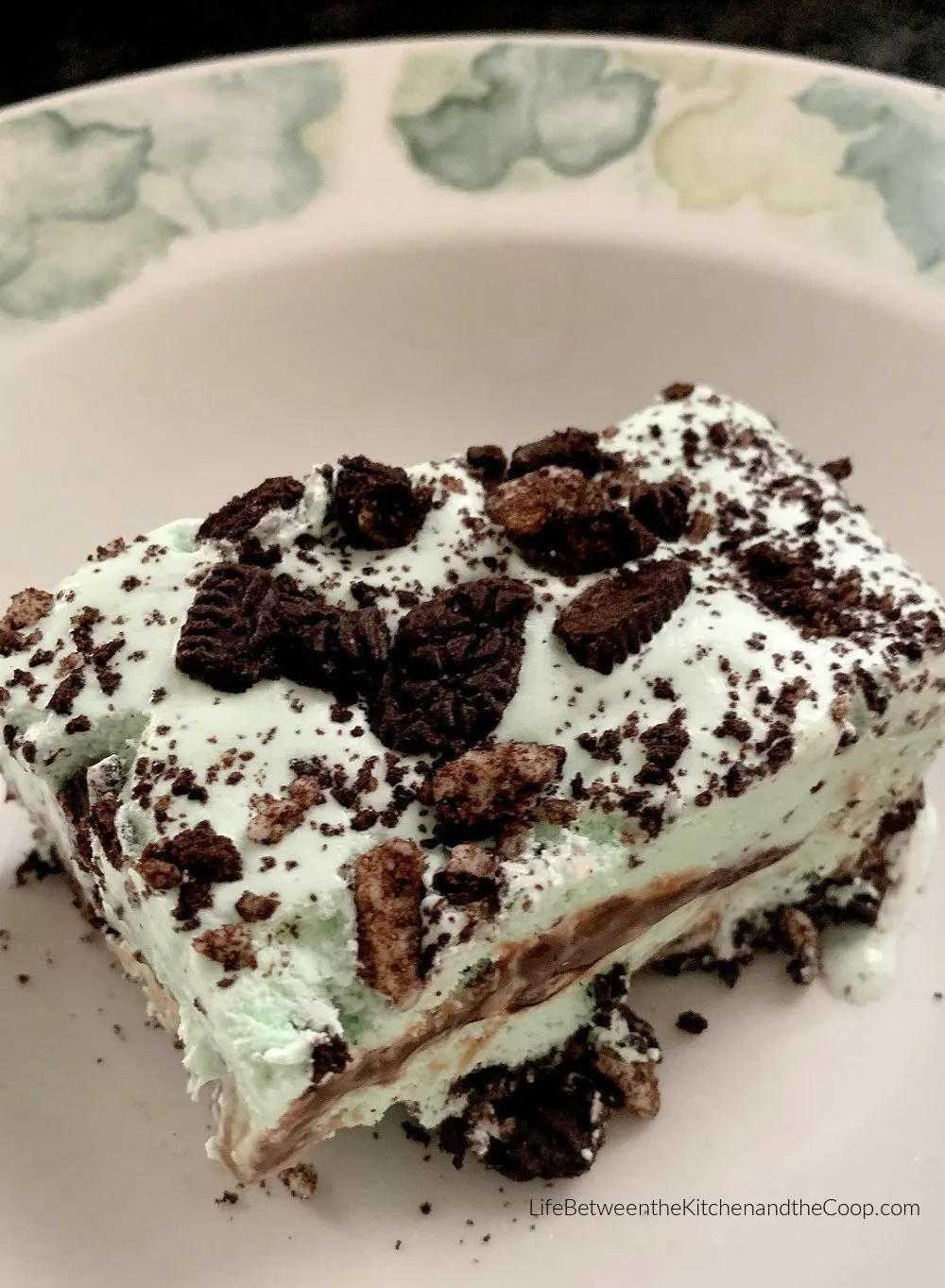 grasshopper dessert with oreo crust and hot fudge